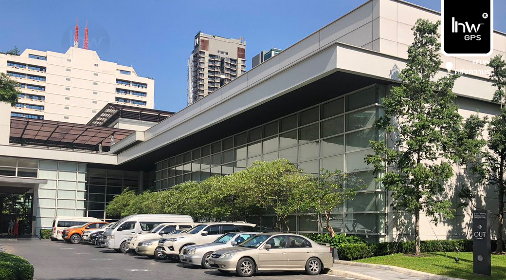 จอดรถข้างโรงแรม